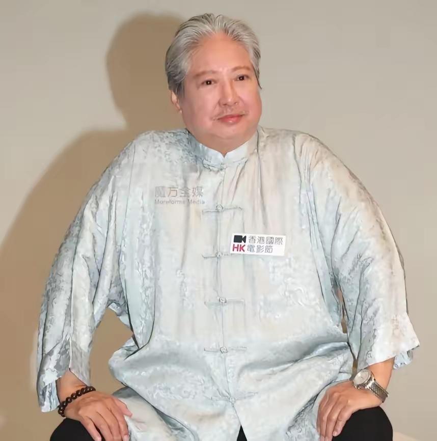 主持人问洪金宝：“你的第一个老婆是韩国人，你怎么会娶到韩国人？”洪金宝说：“那个