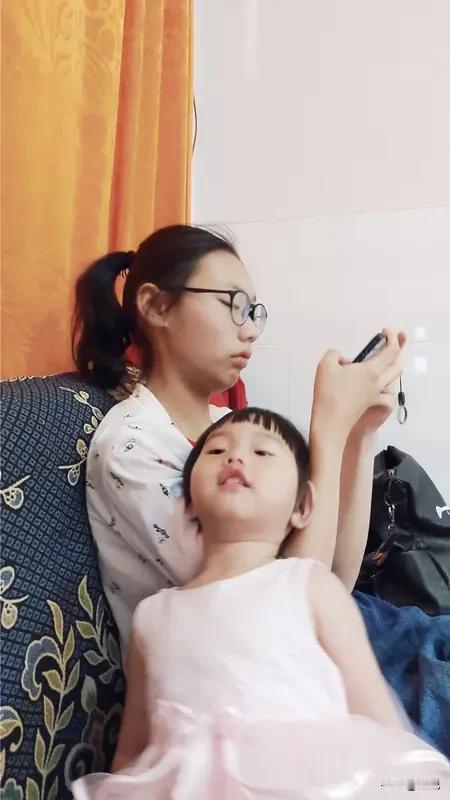 同事的女儿结婚已有几年，此事鲜为人知。她行事低调，既未大办酒席，也没有举办婚礼，
