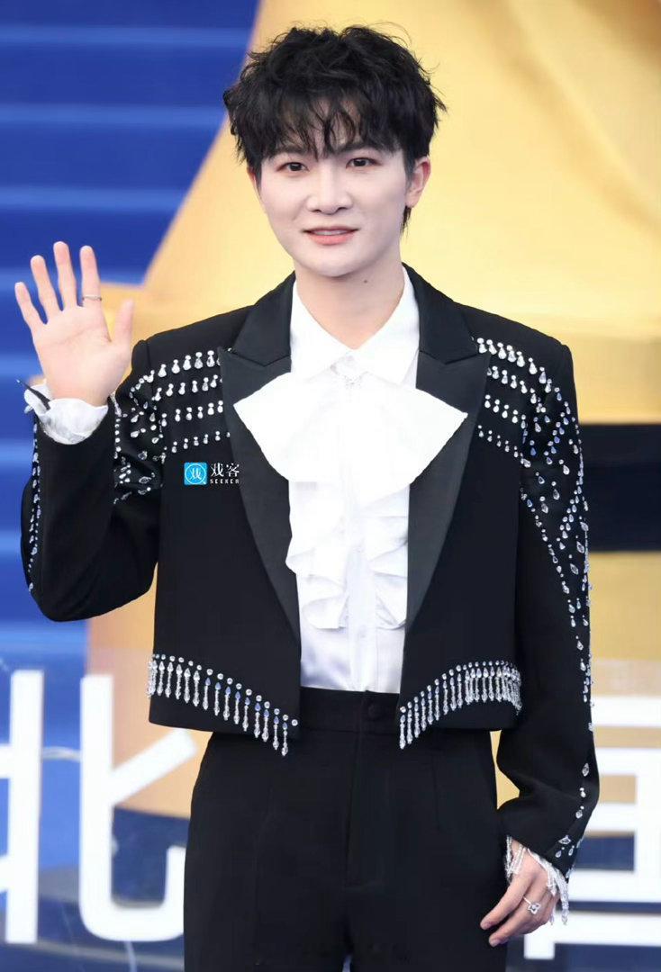 周深北影节张嘴就来周深北影节清唱都秒杀别人红毯比造型，周深红毯比嗓门。拿起话筒