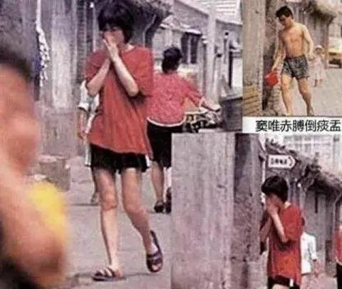 1994年的王菲和窦唯，这是在一条北京胡同里拍到的，大清晨王菲捂着鼻子上公共