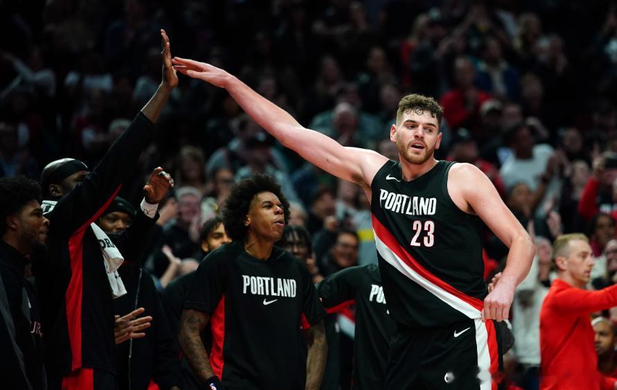 明日NBA常规赛，开拓者主场迎战勇士。据开拓者随队记者SeanHighkin报