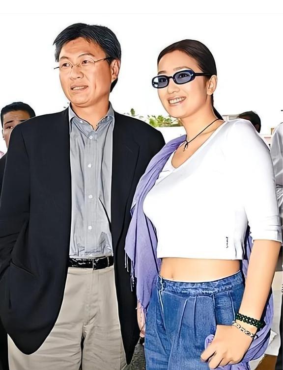 巩俐上世纪九十年代末，巩俐与首任丈夫黄和祥一同参加活动时的留影。那时候的巩俐真