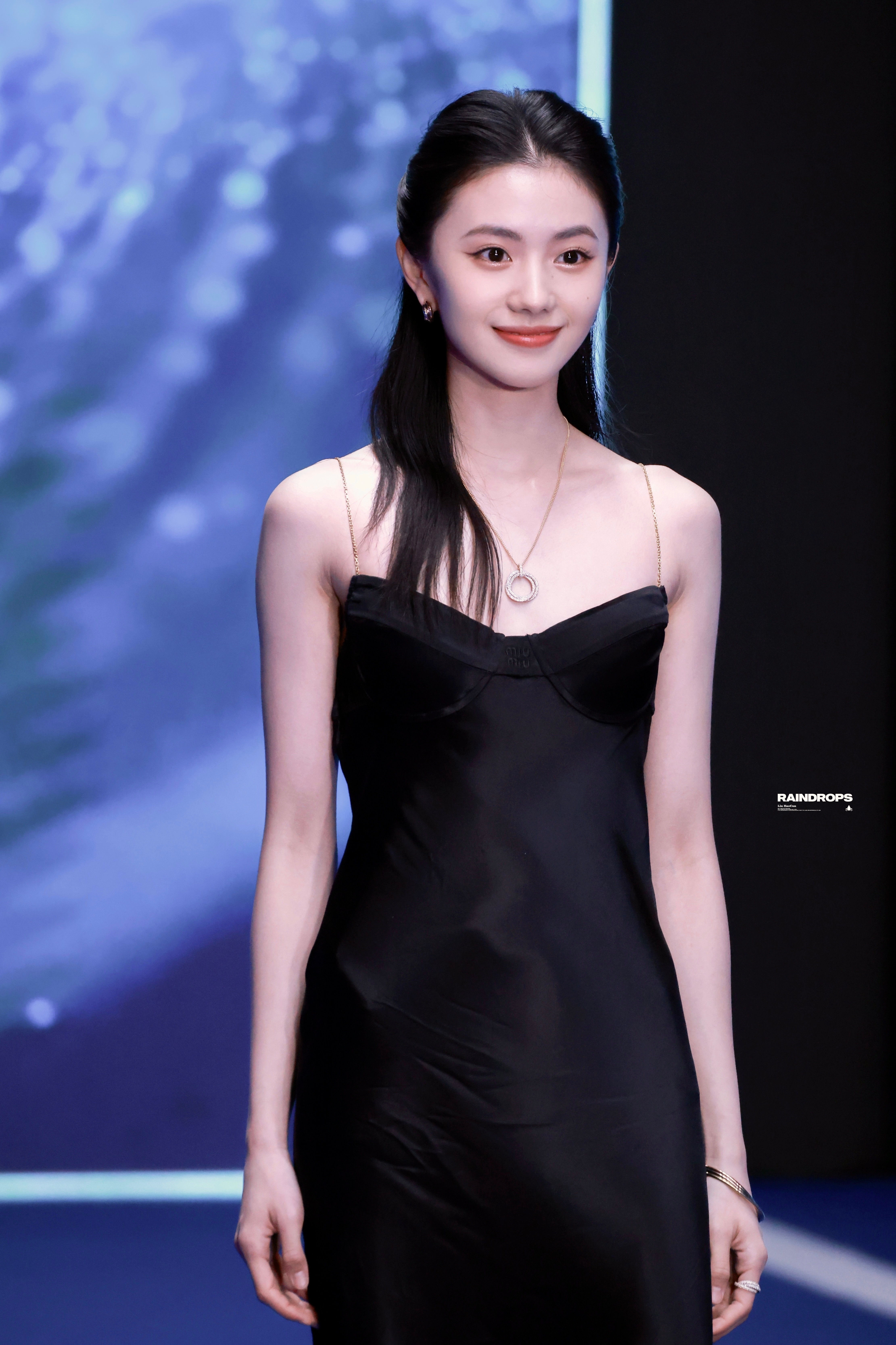 刘浩存，一身黑色吊带长裙，甜美可人​​​