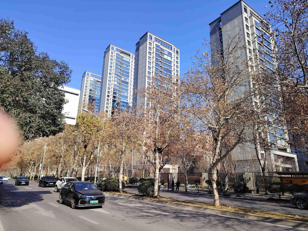 学生不交作业怎么办？郑老师普通话极为标准，嗓音宛如播音员般悦耳动听。她身为数学