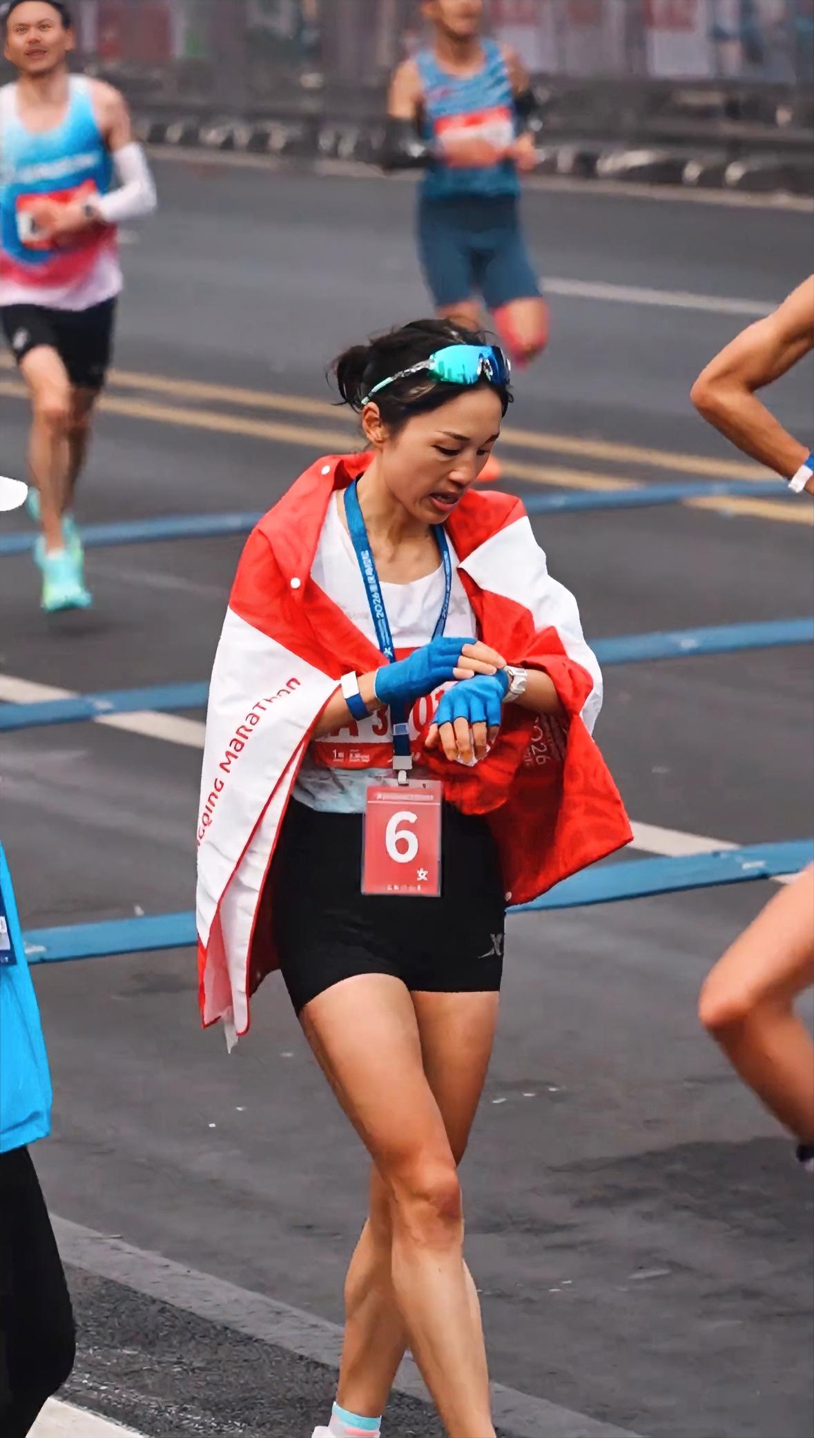 张水华辞职后首场马拉松，全场42.195千米用时2小时30分54秒，获国内第四名