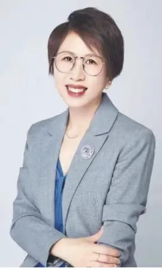 赵宏这一跤，摔得属实有点难看。​十几年都在西方那一套理论体系里打转，回国本想降