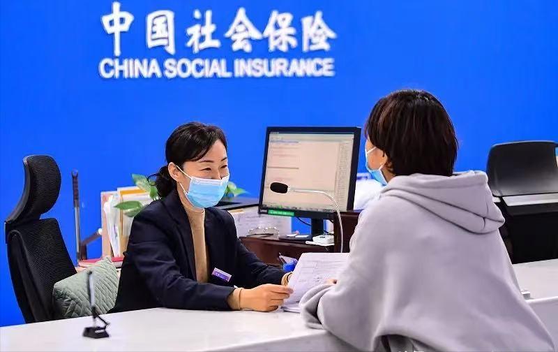 人社部放了一个大招，叫"退休预服务"。啥意思呢？就是你离法定退休年龄还差不到一年