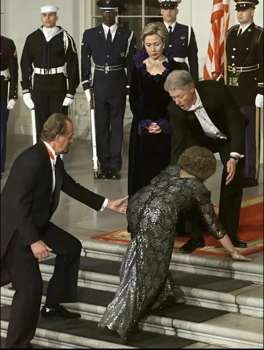 希拉里对克林顿的爱是专一的，执着的。她宁肯笑着为坐在轮椅上的克林顿当推车夫，也