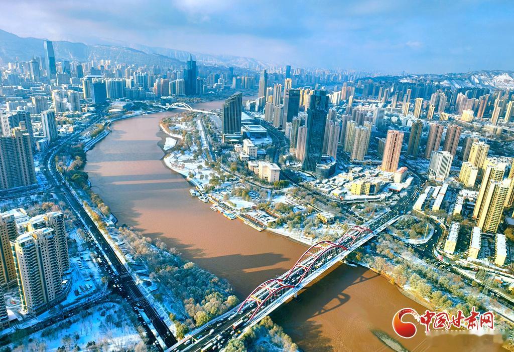 兰州迎今冬初雪黄河两岸披银装11月24日，今冬的初雪翩然而至，为金城兰州披上了