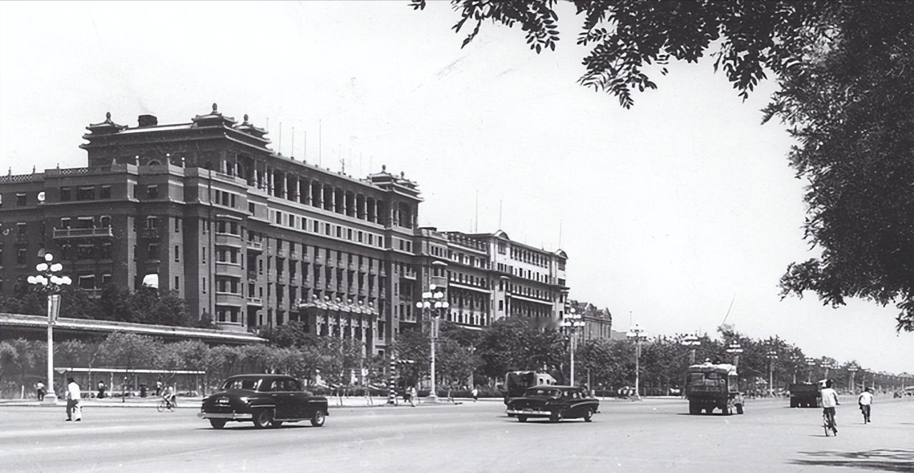 1949年春的北京饭店，军政人员进进出出，刘秉彦刚走到前台，目光扫过柜台经理时突