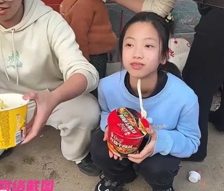 江西有女子的父母外出走亲戚，女子一人留在家里，却没有想到家里的其他亲戚来了十几号