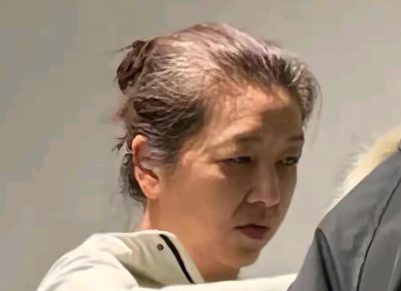 不是说岁月不败女神吗？你看看昔日女神江珊56岁近照！白发不染皱纹自然实力演绎