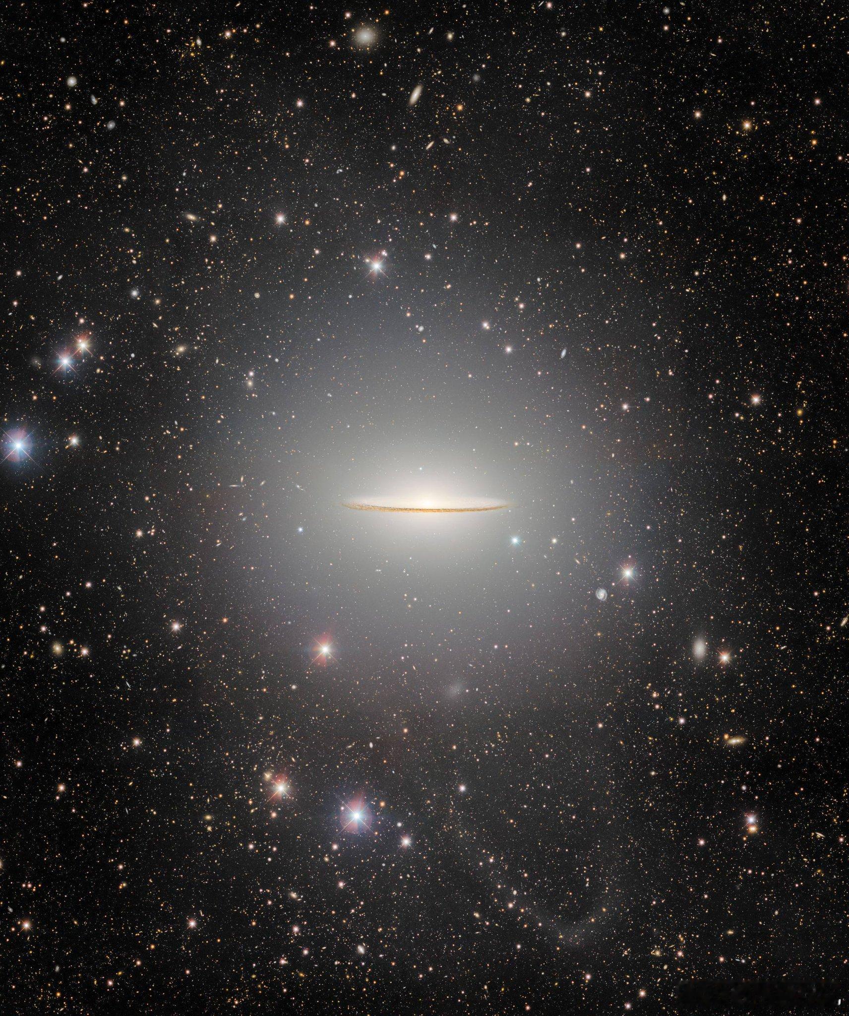 M104（墨西哥草帽）星系的肖像。它是由570兆像素暗能量相机（DECam）拍摄