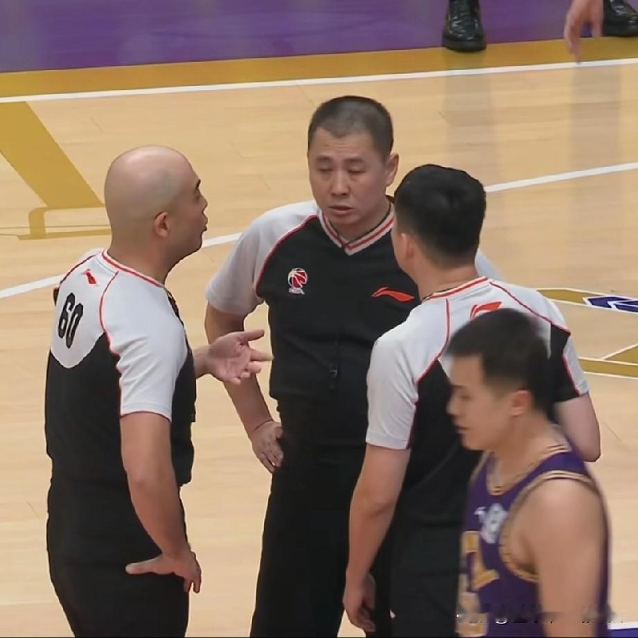 cba光头裁判郭楠再吹广东比赛！对阵北控，杜锋变阵首发张皓嘉，萨姆纳大包大揽，