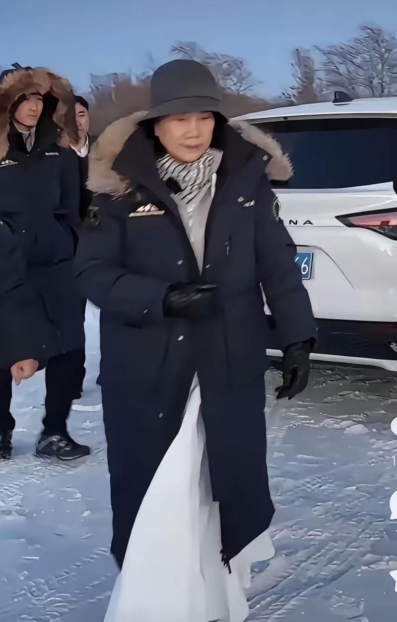 看到董明珠在零下三十度的黑瞎子岛拆空调的视频，我他妈直接跪了。这老太太是真狠啊，