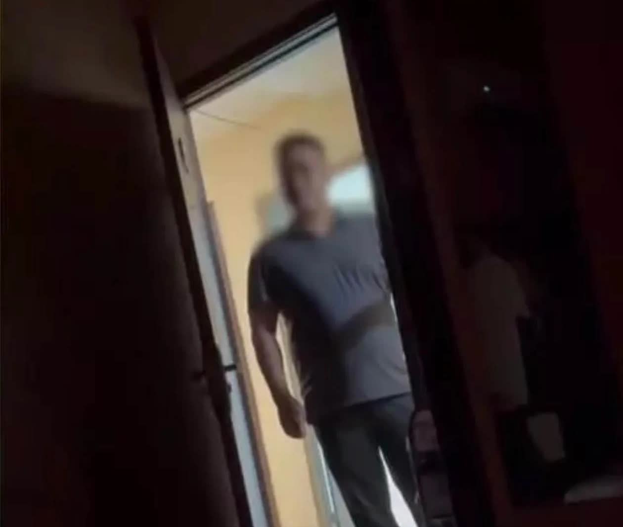 重庆江北，一男子和女友正在出租屋内睡觉，突然闯入了四名自称是中介的男子，直接掀起