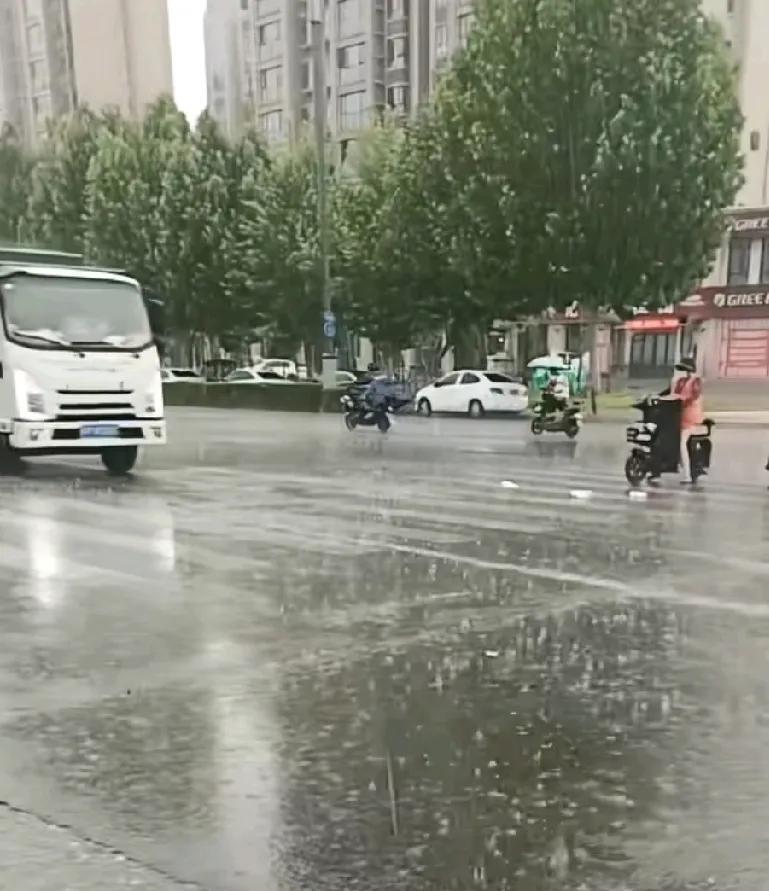 站在雨里，泪水在眼底，不知该往哪里去……
