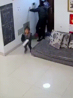 “不扫兴的家长太难得了！”安徽合肥，上小学的女儿放学，刚推开家门，连书包都没放