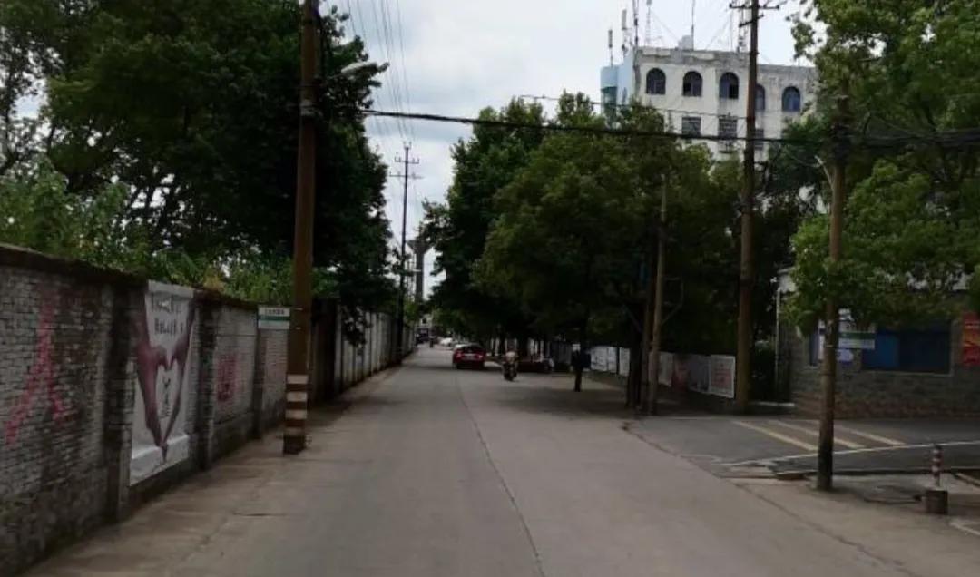 板马路是湖南省湘潭市非常重要的一条公路，这条路连接了湘潭市的板塘铺和马家河，“板
