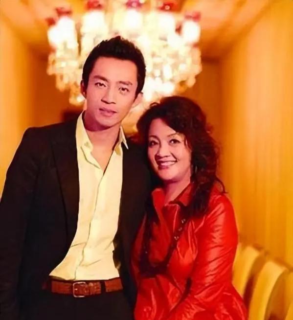 张兰现在安然无恙，再次打脸了孟贺！之前孟贺在个人微博表示，与张兰的官司在5月2
