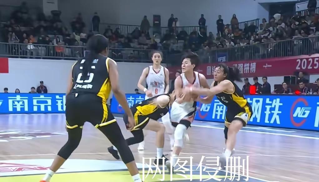 江苏女篮主场苦战依然落败，让人有些遗憾，但并不令人太意外。新疆女篮武桐桐和王雪