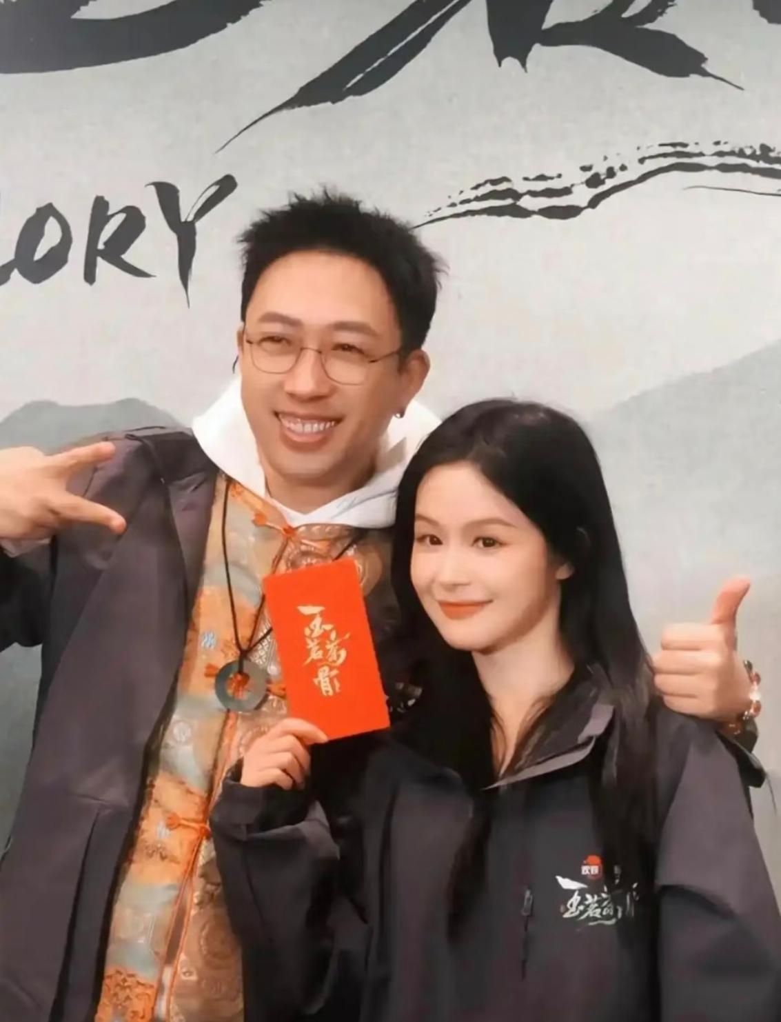 姐妹们，让我们此刻一起鼓掌，恭喜于正，终于有私生了。刚刚于正发文说，他今天在