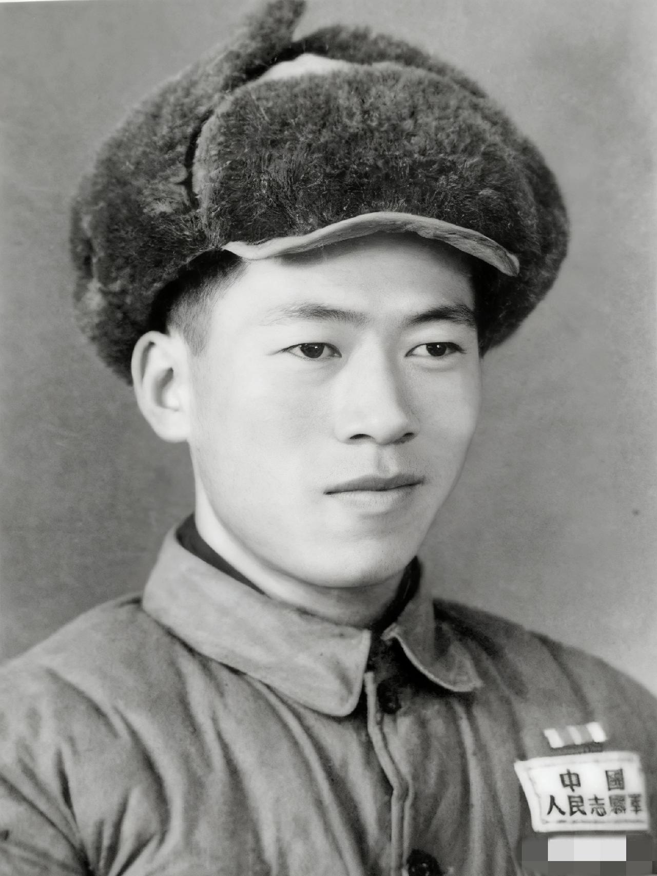 50年代,高安国将军的叔叔高达源,一张罕见的留影,照片中的他穿着志愿军的军装,看