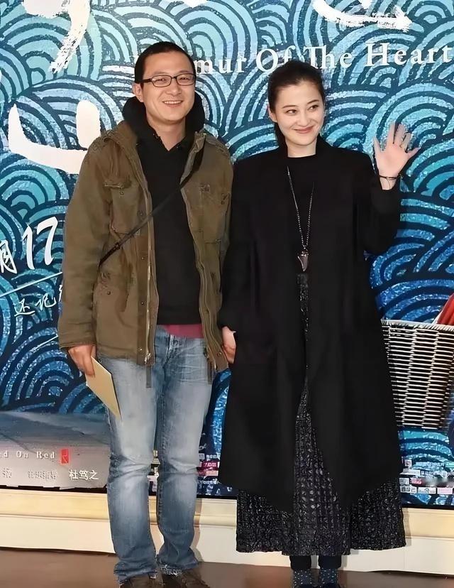 梅婷的老公是他，真的是帅气十足，气宇不凡，很般配的。你说这人跟人的缘分吧，有时候