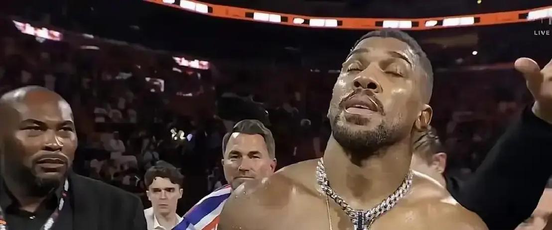 张志磊提着金腰带，却找不到敢接电话的人。WBO命令他明年三月前必须卫冕。你