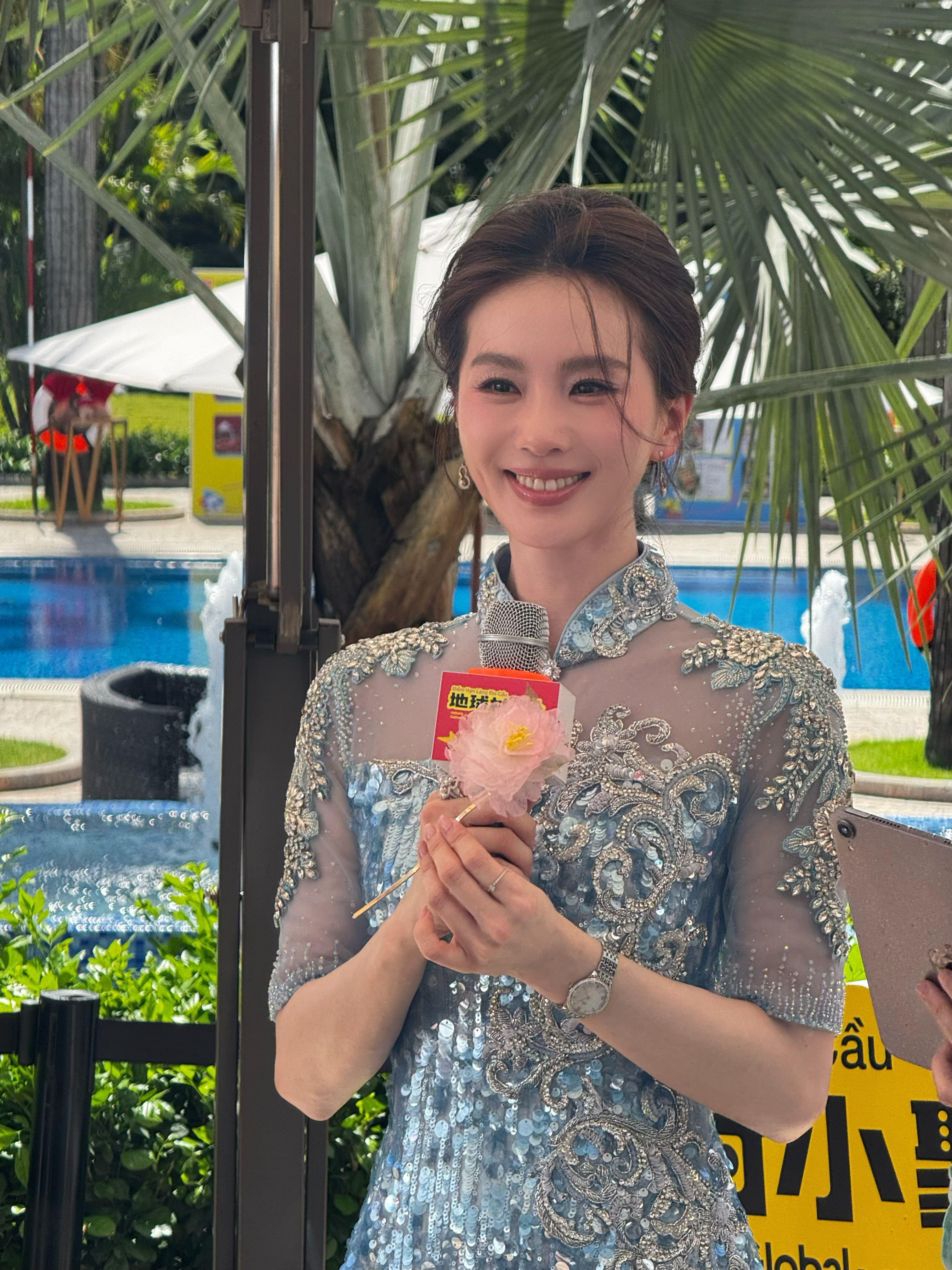 刘诗诗在越南出席活动，天哪美晕，手里拿着夕雾花啊啊啊啊女神！