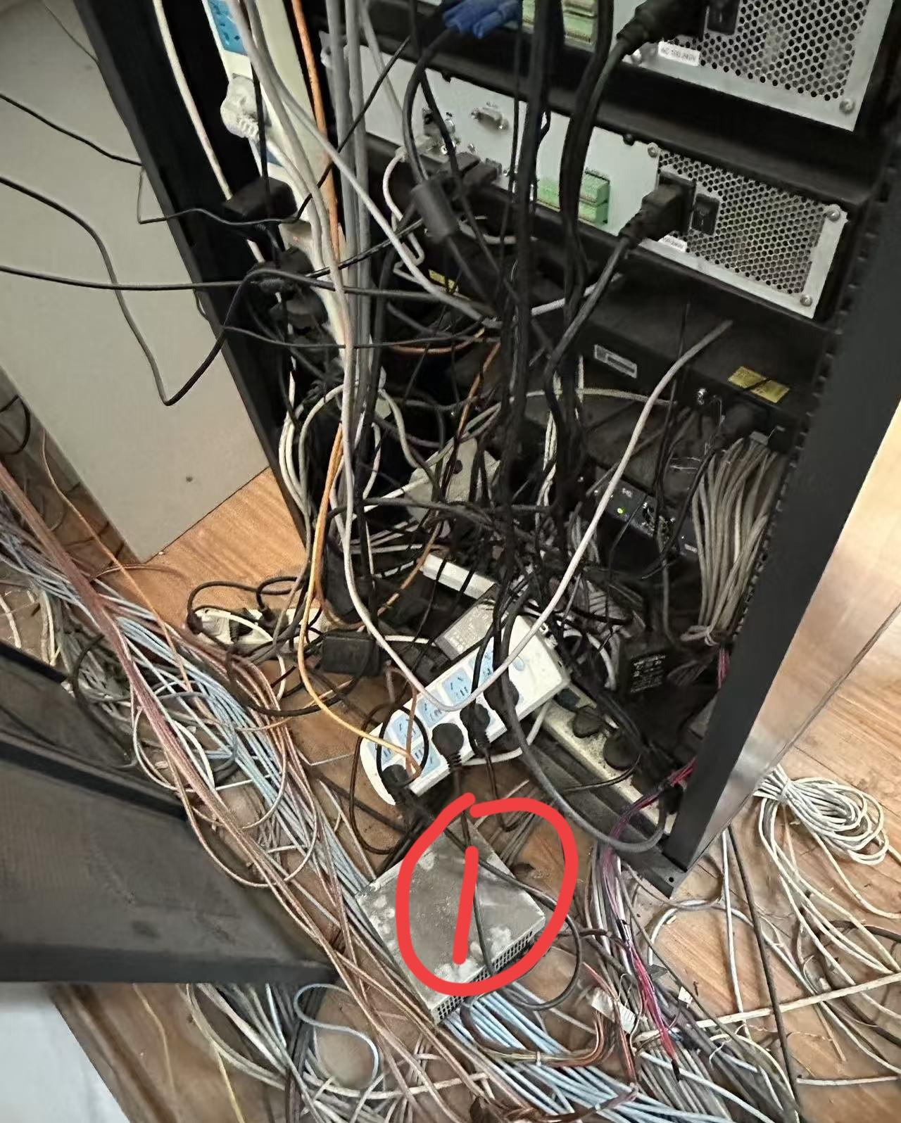 同行去面试小公司招一个电工岗位，面试官是车间主管，这车间主管跟同行说，这个线非常