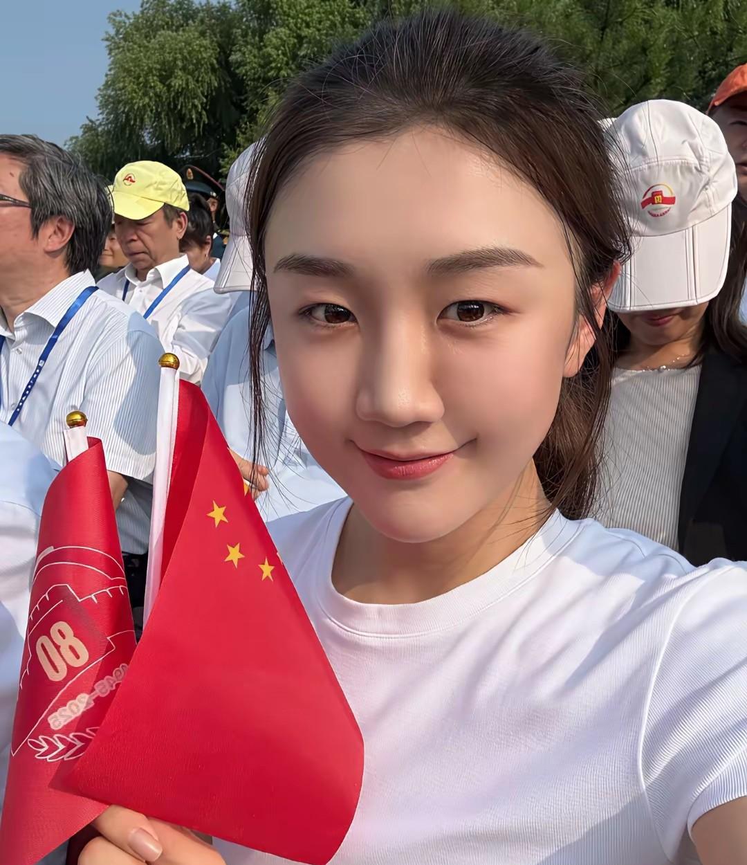 虽然我不是很懂化妆，但是九三阅兵礼陈梦的装确实好看，比起巴奥之后所有的活动妆容都