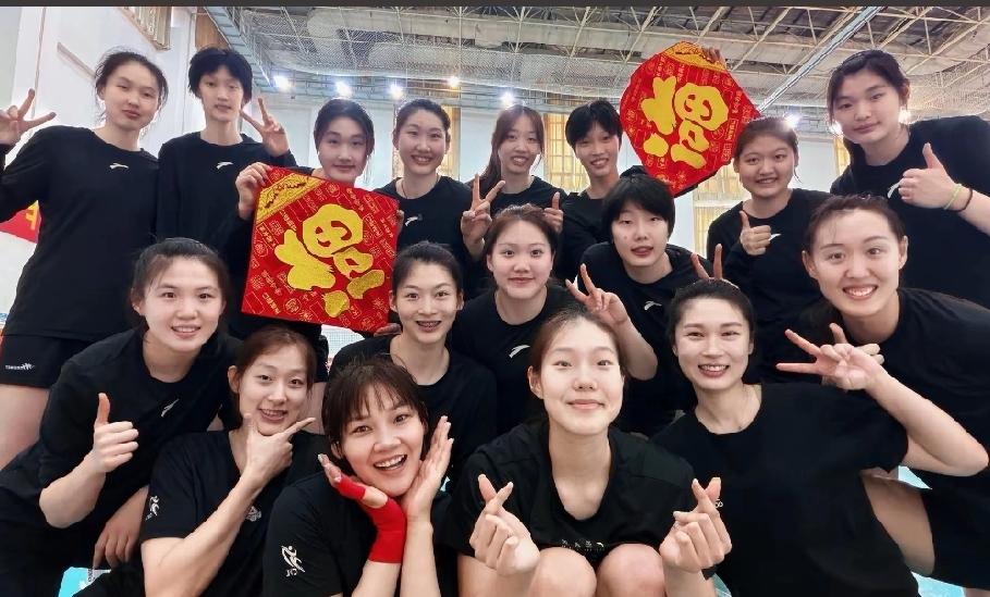自由人王梦洁发文山东女排给球迷们拜大年啦！山东女排目前真是太有爱了！有了国手自由