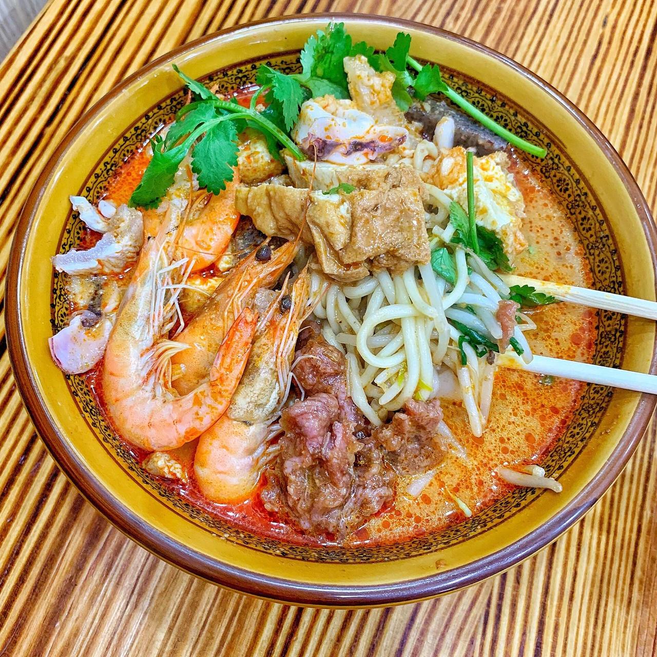 第一次品尝地道厦门沙茶面，整体味道格外独特，吃完之后心里一直藏着三个小疑问。完全