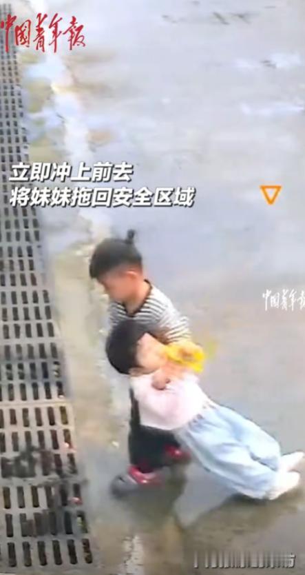 安徽街头，3岁男孩正蹲在路边小解，眼角余光突然瞥见妹妹往马路中间冲，他连裤子都