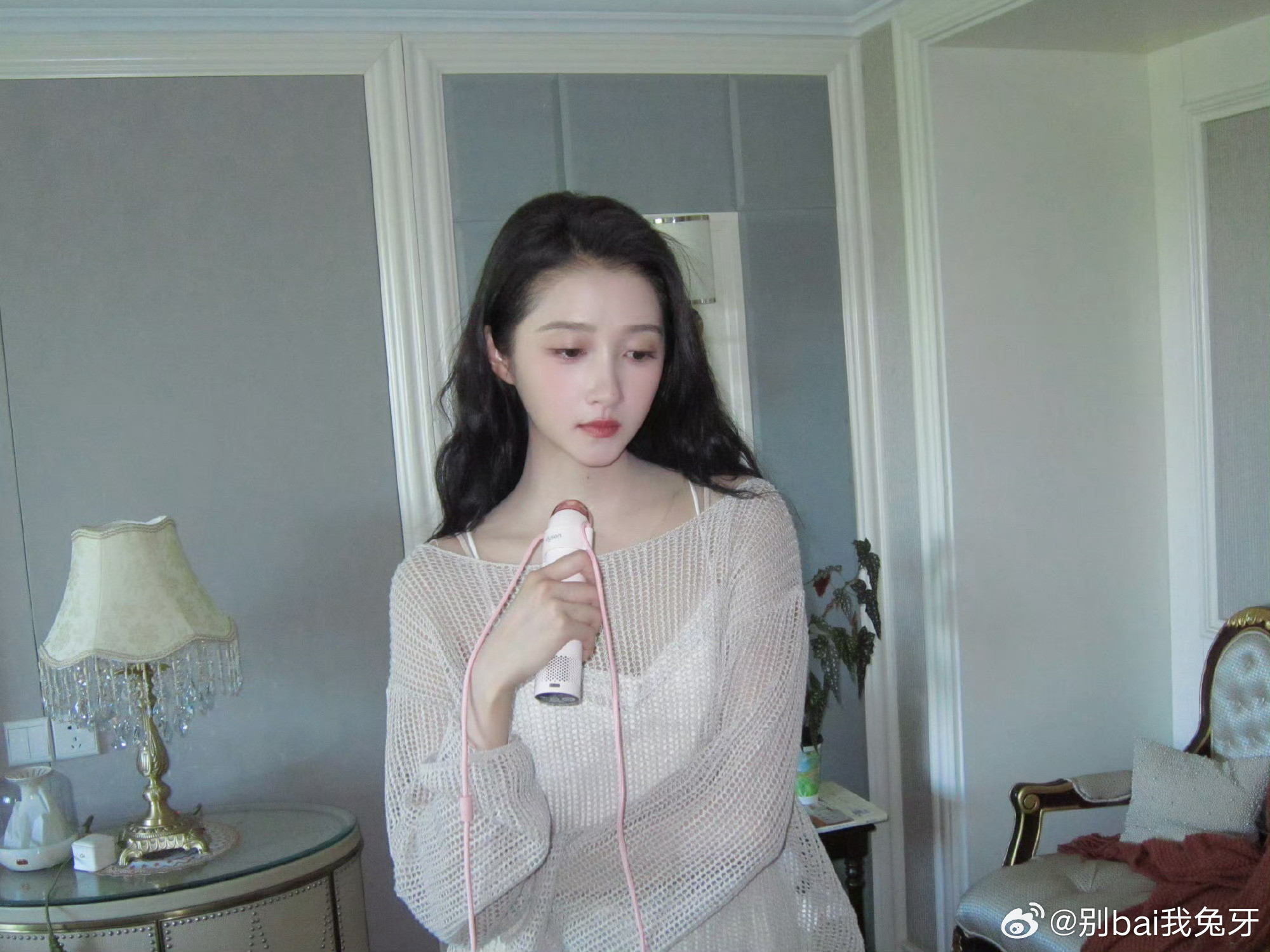 关晓彤主动下车见粉丝永远真诚的小彤彤呀，期待《红掌》