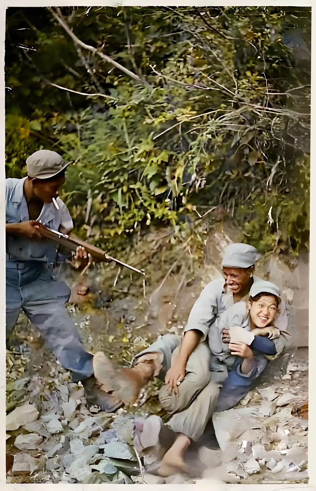 这是1951年在朝鲜战场，一名埃塞俄比亚士兵抱住一名韩国女兵，一名美国士兵用枪指