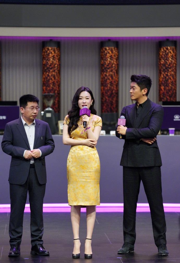 最近霍思燕和杜江在北京提车了，两位都穿的很正式，看上去也很有情侣范儿，而且都显得