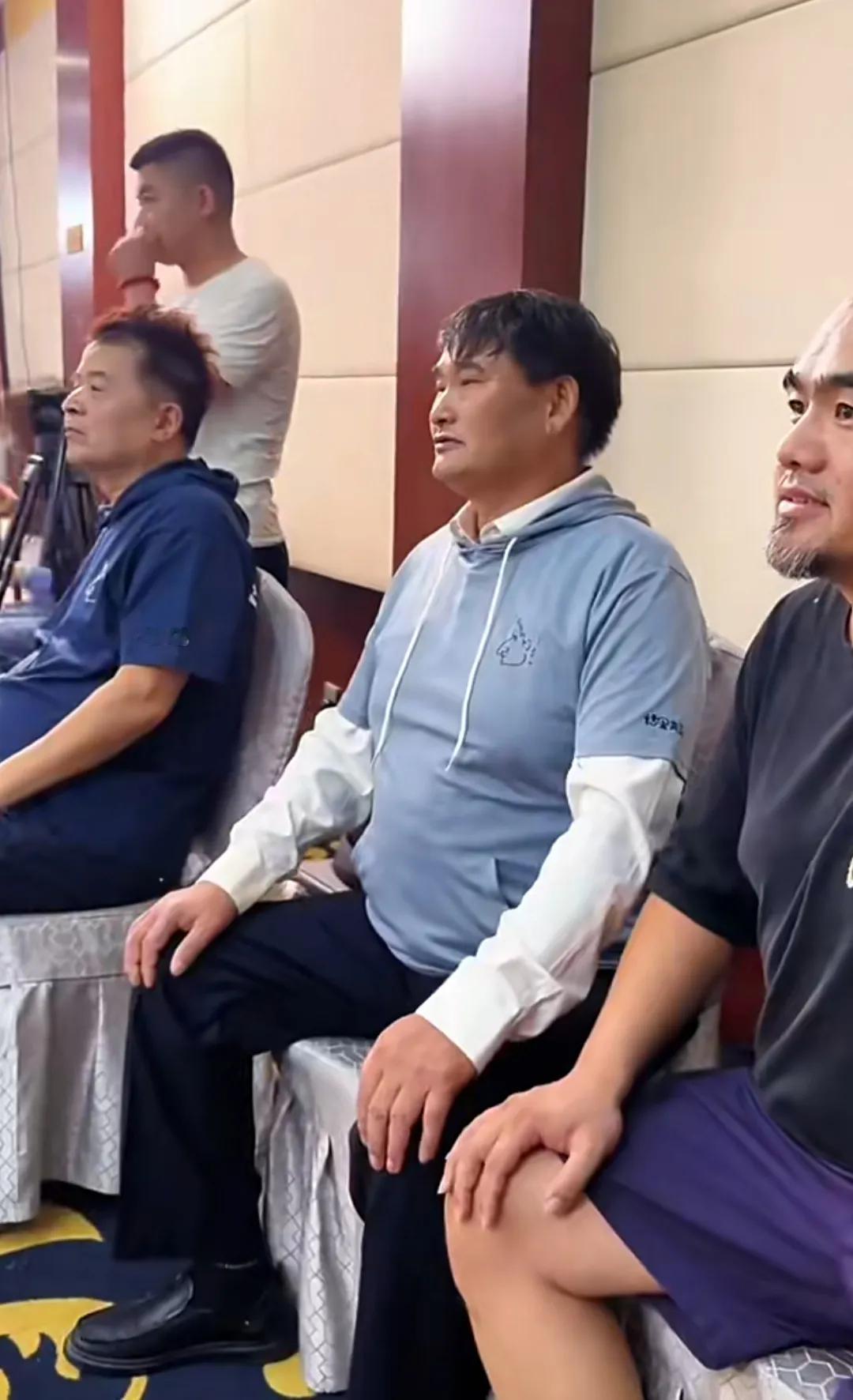 大衣哥朱之文和毕福剑再次同台献唱，两人10年没同框了，再次同框的两人，依然配合默