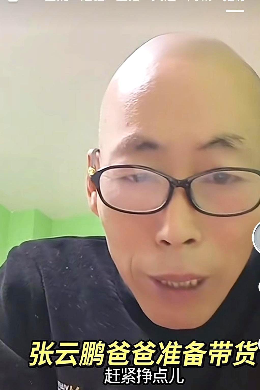 蹲过大牢的老汉扑通跪地嚎啕大哭，死死勒住一个满口法语的流浪汉。你敢信这是亲爷俩？