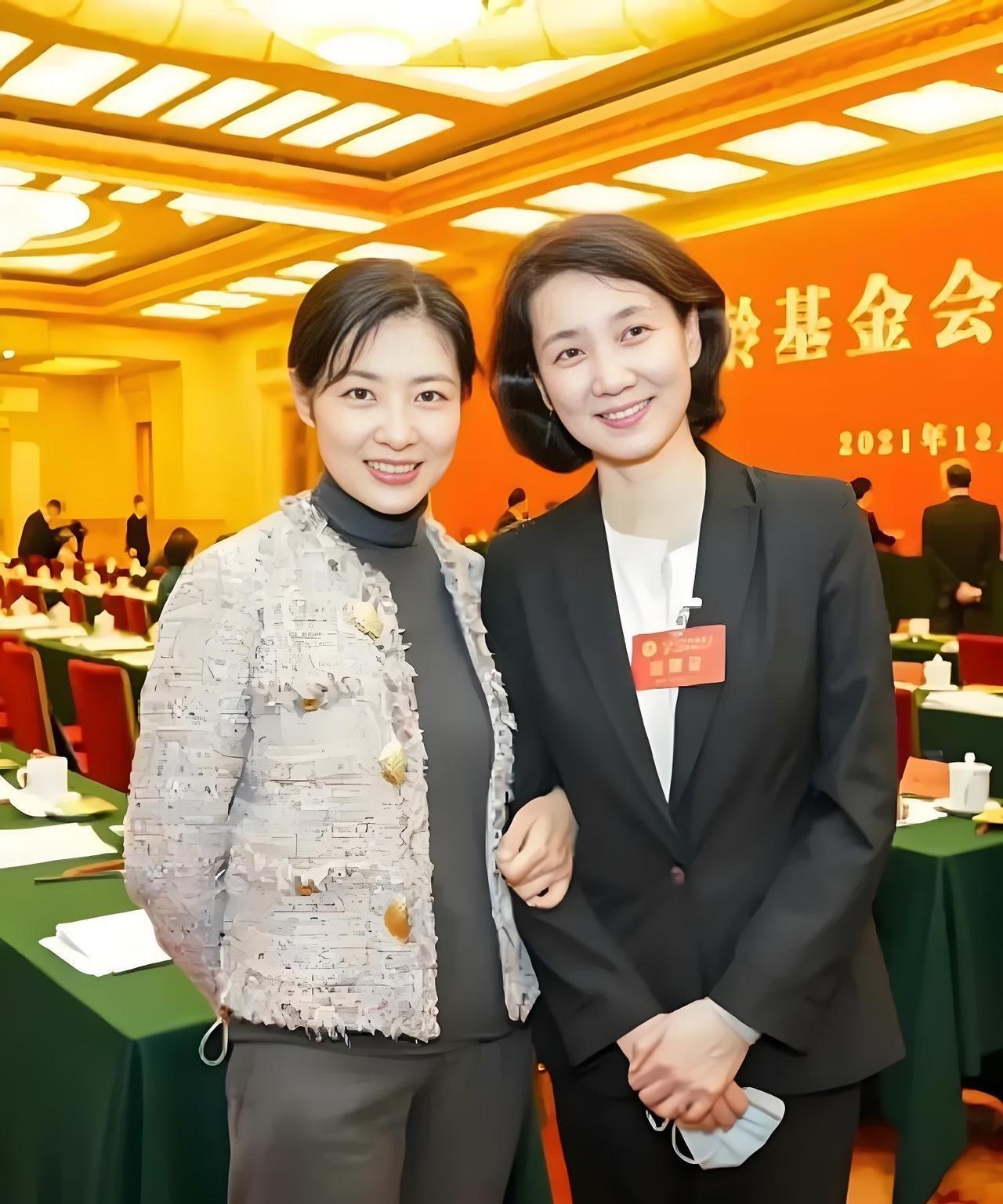 都是曾经央视的大美女，但我觉得右边的李修平更漂亮，她属于女神级别的，气质端庄大气