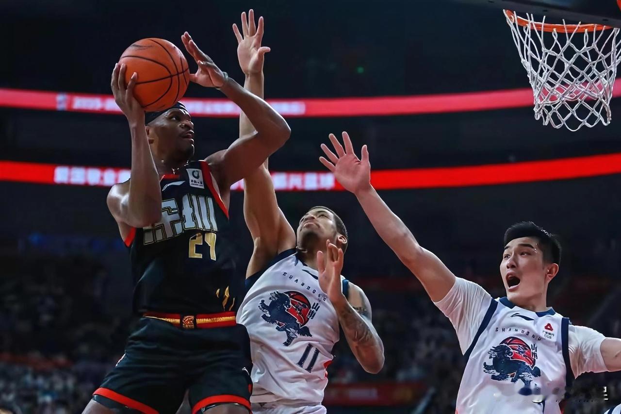 江湖水太深！按照剧本，CBA联赛积分榜排名第三的深圳男篮昨晚主场战胜山东，最后