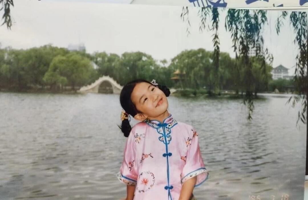 刘亦菲小时候的条件比我现在还好从小就是美人坯子，好喜欢​​​