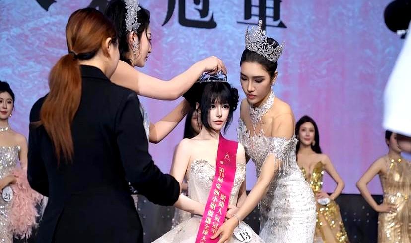 19岁女生随手参加个线上比赛，结果拿了亚洲小姐网络人气冠军？网友都懵了，这颜值