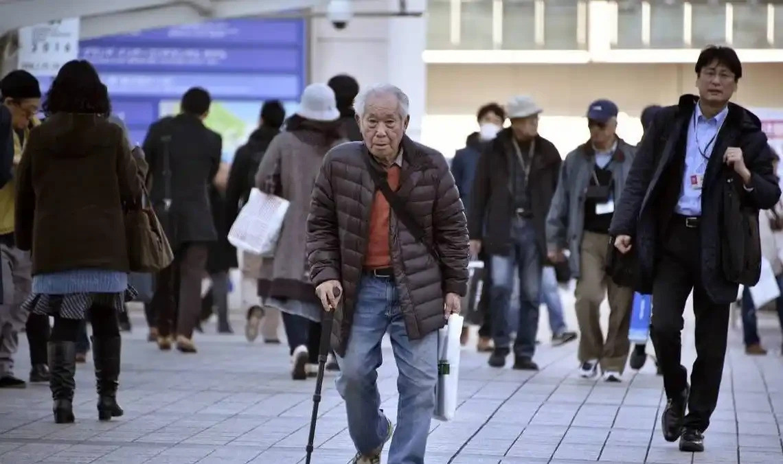 日本人口大危机，要亡国了？天呐，日本这是怎么了？马路上全