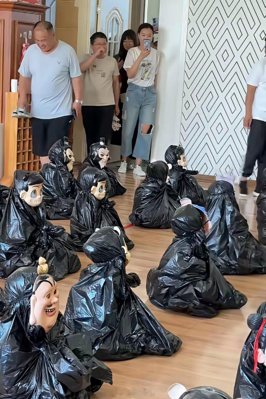 很简单，假装在找，同时留意哪个小朋友一直在看你，一直看你的那个小朋友大概率就是你