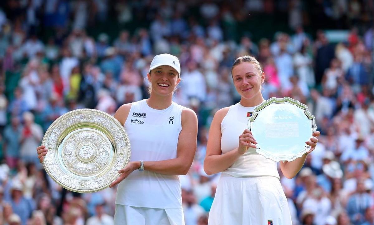 斯瓦泰克捧了温网，却三输阿尼西莫娃。一个靠防守反击登顶，一个用底线狂轰碾压。