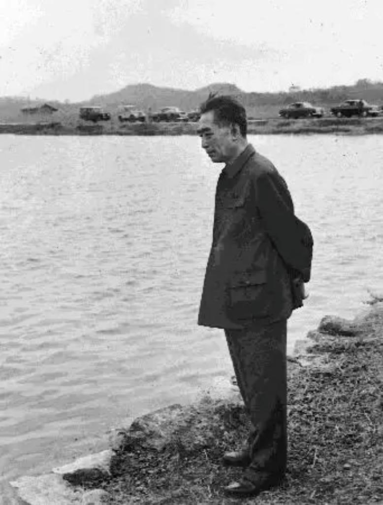 1961年，周总理在钓鱼台偶遇一个落单的少女，就问她：“你爸爸是谁？”少女说：“