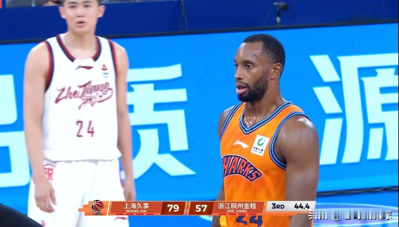 上海久事老将弗格真是梦回巅峰！在今天上海久事主场迎战浙江稠州金租的比赛中，弗格在