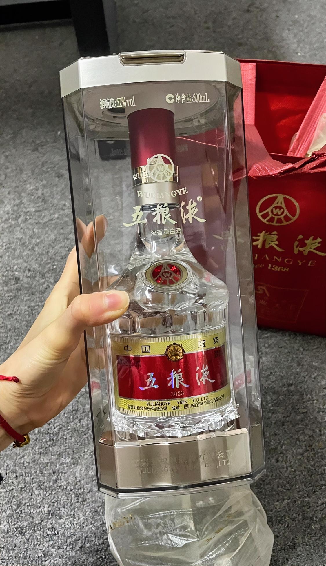 谁懂啊！吃席随了600块，见桌上五粮液没人动，散场时我直接拎回了家，查完价格13